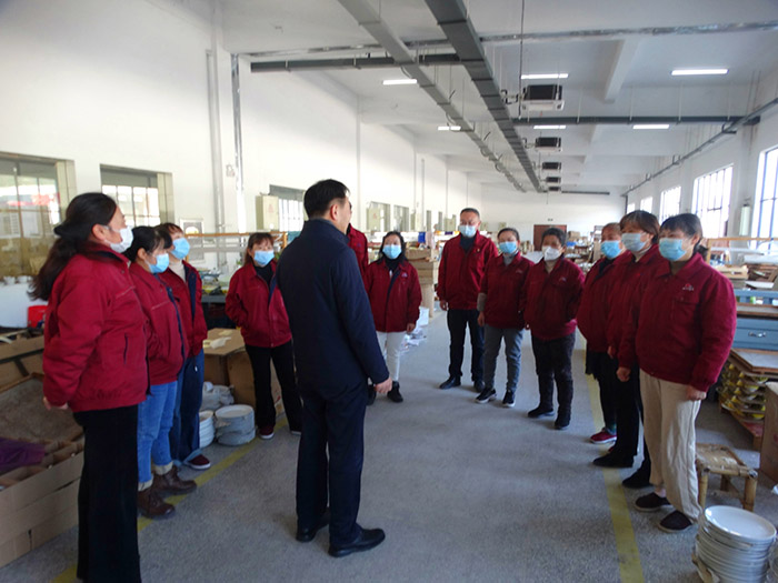 周敏建深入下层宣讲党的二十大精神-公司动态-景德镇陶瓷集团有限责任公司