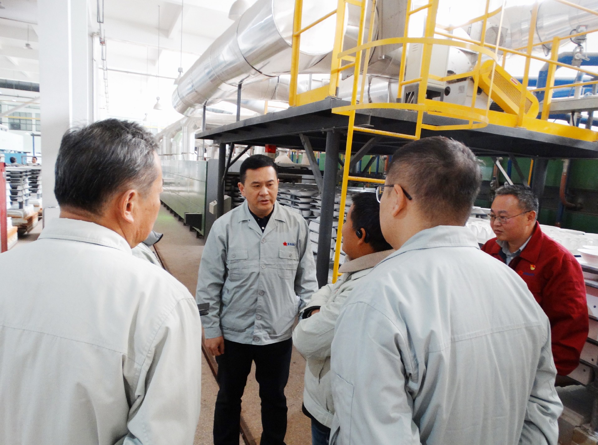 邓景扬到红叶公司一厂开展“四下下层”活动-党建新闻-景德镇陶瓷集团有限责任公司